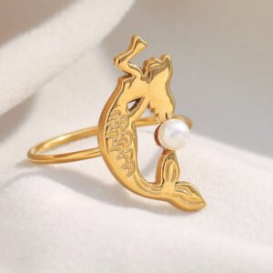 European and American cross-border hot selling 18K gold-plated stainless steel mermaid imitation pearl ring with a stylish design.