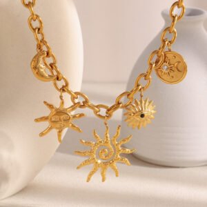 European and American style, unique niche pendant, stainless steel 18K gold-plated paperclip necklace, long tassel fish necklace for women.