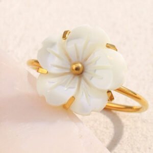 European and American cross-border INS style, French, exquisite and elegant hand jewelry 18K gold-plated stainless steel open-end ring for women with white shell flowers